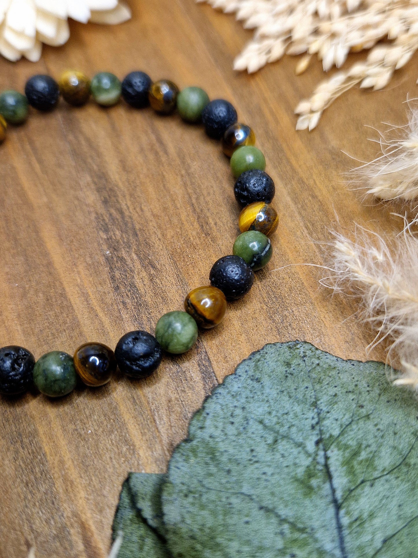 Armband mit grüner Jade, Tigerauge und Lavaperlen