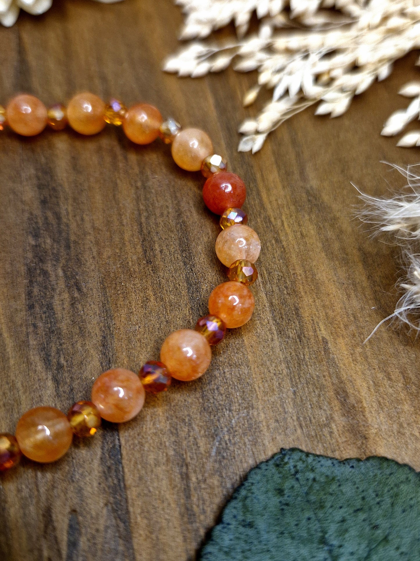 Armband mit Natursteinperlen und funkelnden Glasperlen